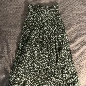 Grön kjol i slirvigt material