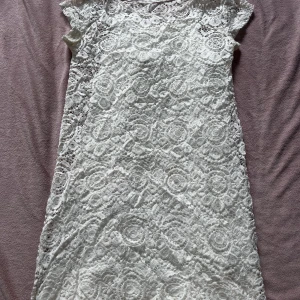 Klänning - Söt vit spetsklänning med en vit underklänning som sitter fast i