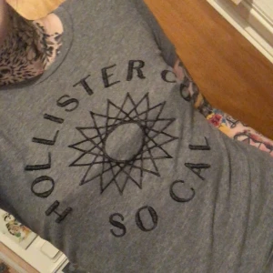 Hollister tahirt - Mjuk  Använd lite  Broderat tryck 