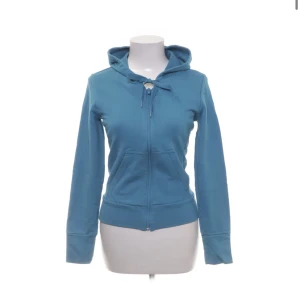 Adidas zip up - Säljer en jättefin adidas huvtröja! Sitter tajt med en fin blå färg☺️är i storlek S men sitter som xs