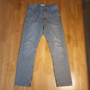 Jeans 29/32 loose/chris - Ett par gråa jeans ifrån jack& jones i modellen loose/chris. Säljer då dem är för små för mig. Dem är i nyskick och är endast använda 3-4 gånger. Inga tecken alls på defekter såsom hål, revor eller liknande. 