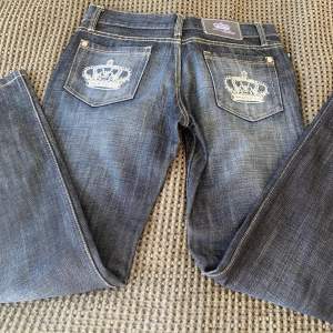 Jeans från Victoria Beckham storlek 32. Passar för medium. 