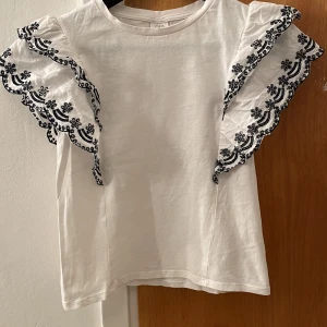 Zara tröja volang ärmar - Superfin och sommrig zara topp, perfekt nu till sommaren!🙈 i storlek 13-14 år men passar ända upp till stl S skulle jag säga 