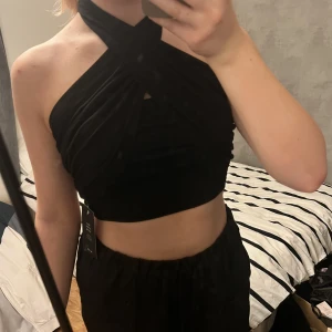 Halterneck topp NAKD - Supersnygg och helt ny halterneck topp från NA-KD som aldrig kommer till användning! Perfekt nu till sommaren och våren😍🥰