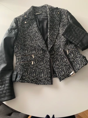 Jacka  - Svart och vit fin jacka med lite blandat ihop med skinn väldigt bra skick.