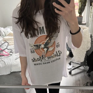 Vit oversized T-shirt med tryck - Säljer denna coola oversized T-shirt med tryck. Passar från s-l typ. Aldrig använd 49 kr + frakt