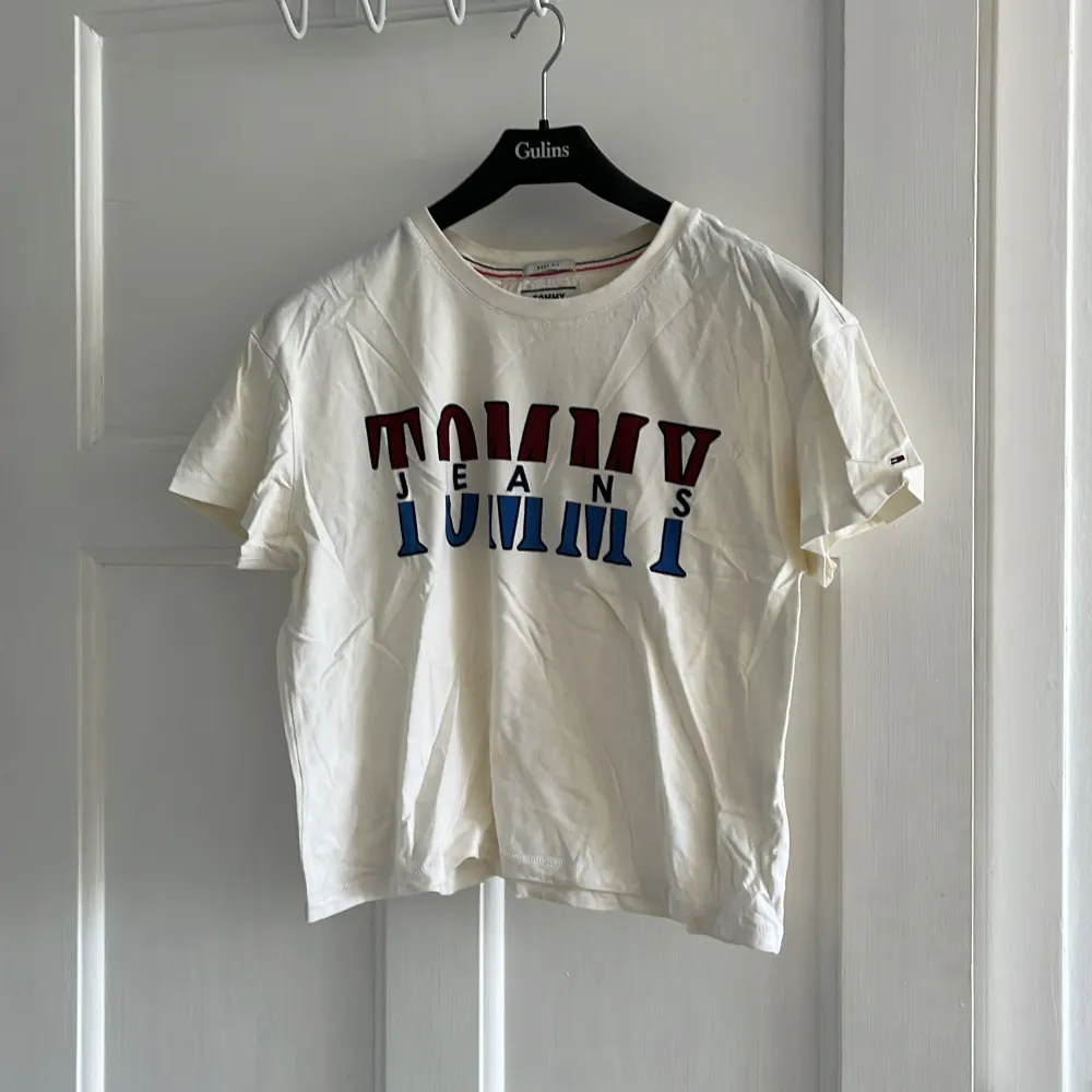 Snygg t-shirt från Tommy Hilfiger jeans💕 knappt använd och i nyskick💕 den är i boxfit💕 . T-shirts.