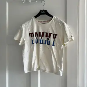 Snygg t-shirt från Tommy Hilfiger jeans💕 knappt använd och i nyskick💕 den är i boxfit💕 