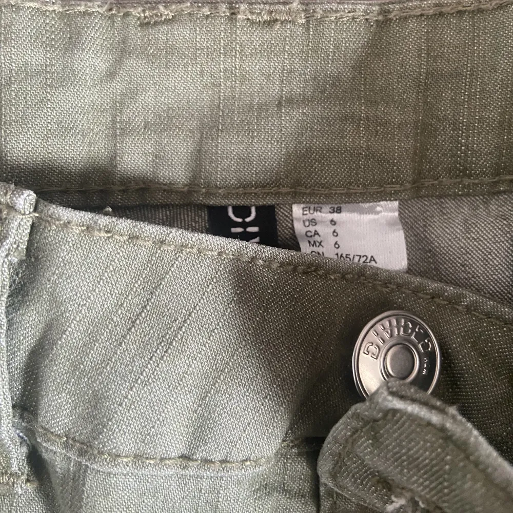 Säljer dessa trendiga byxor från hm i storlek 38 som passar perfekt på mig som är en XS/S💕 Byxorna är endast använda en gång så har därför inga defekter!🌸 (Första bilden är lånad, de andra är mina). Jeans & Byxor.