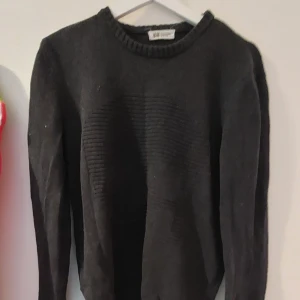 Grå långärmad tröja  - Mörkgrå, med ett inte jättetydligt tryck av en döskalle på framsidan. Lite tjockare material. Endast använd några gånger. 