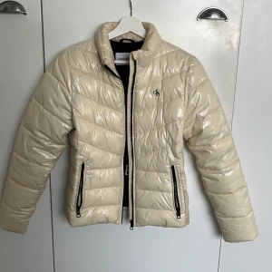 Calvin Klein jacka 😍 - En Calvin Klein jacka strl S💥 Använd men i bra skick❤️ nypris ca 1 400!
