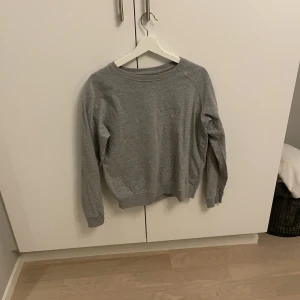 Grå sweatshirt  - Grå sweatshirt fårn lager 157, använd fåtal gånger. Stl M