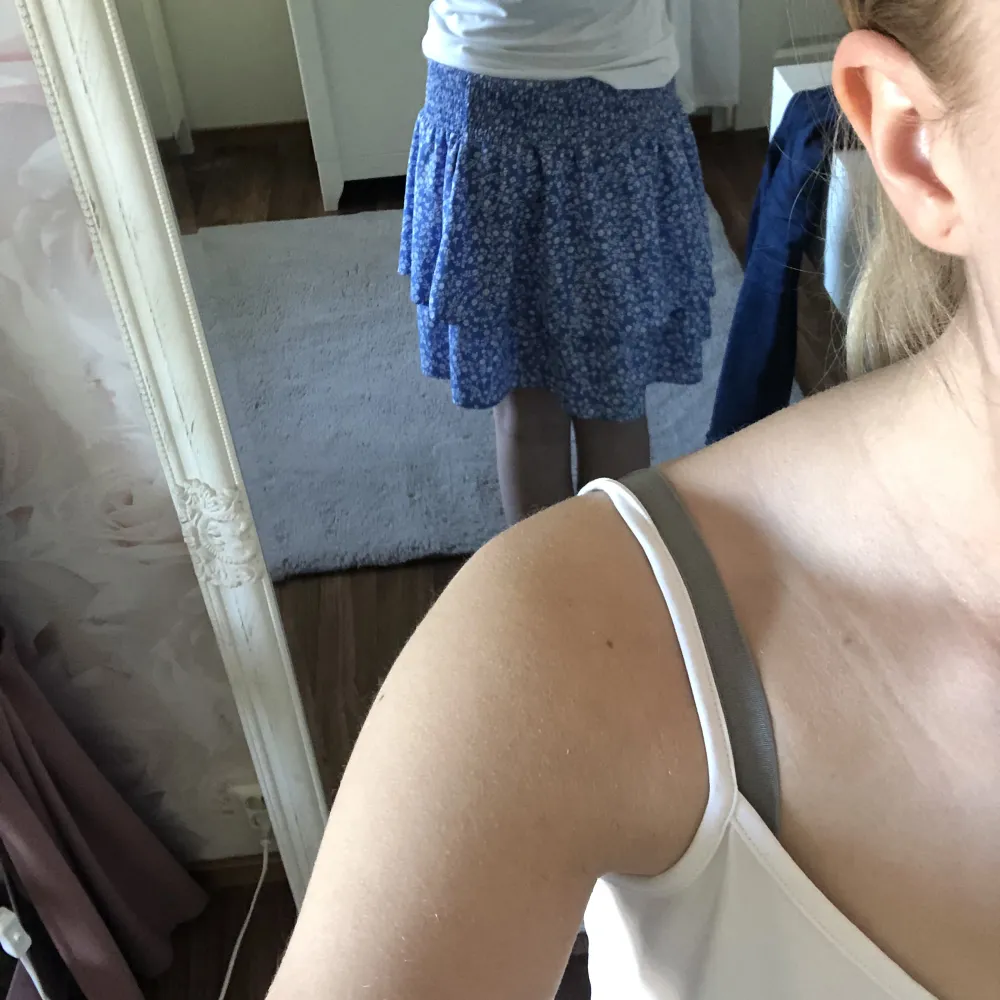 En jättefin tvåvilangig kjol från SEASIDE!! Använd ca 2 gånger och köpt förra sommaren. Säljer nu då den inte kommer till användning och är lite för stor. Passar de som har M och L men den är i storlek L🛍️💖. Kjolar.