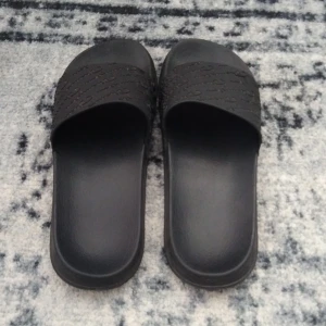 Champion toflor  - Svarta champion tofflor. Har använts några gånger.