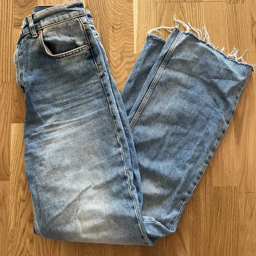 Jeans från Zara i storlek 40. Fint skick. . Jeans & Byxor.