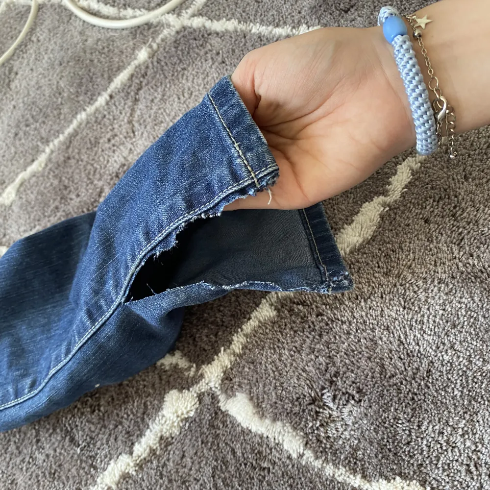 Jag säljer dessa midwaist jeansen med slit pågrund av att jag köpte de på sellpy men de var lite för små💗 Fint skick och skulle säga Xxs. Kontakta vid intresse eller fler bilder!💓köparen står för frakt.. Jeans & Byxor.