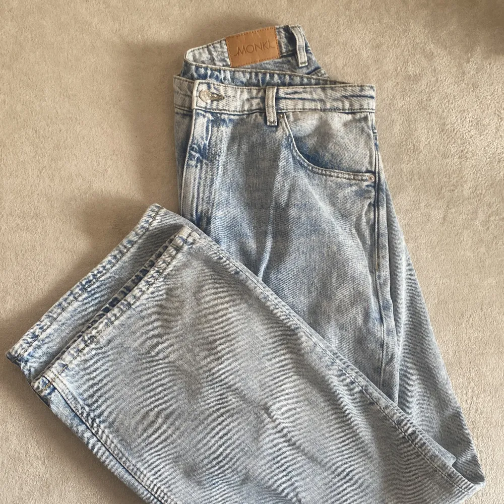 Jeansen är endast använda en gång och är i mycket gott skick. Säljer då de inte passar mig längre😊. Jeans & Byxor.