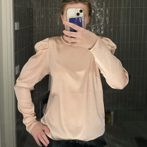 Ljusrosa blus - Jätte gullig ljusrosa blus i satin material, aldrig använd. Passar både till vardags och till fintklädd💛
