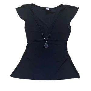 Vintage topp med detalj - Säljer en superfin vintage topp med detaljer och slits på ärmarna, köpare står för frakt 