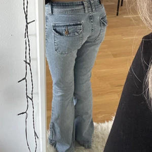 Low jeans - Ljusblåa lågmidjade jeans från Lee i väldigt bra skick. Jättetrendiga och super snygga fickor💞💞 (hittar ingen måttband så kan tyvärr inte skicka mått)