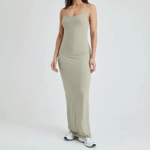 Svart maxidress  - Populär SVART klänning från bikbok i storlek XS (slutsåld på hemsidan och bild på beige för passform) Säljer då jag köpte två storlekar så helt ny med prislapp på! 300kr och köparen står för frakten💞