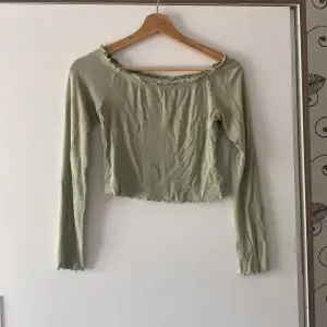 Superfin off shoulder topp som tyvärr är för liten. Står ej storlek men passar allt från S-L