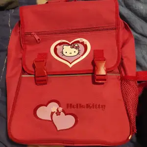 Fin Sanrio hello kitty ryggsäck. Den är definitivt mer rosa än röd men bilden fångade inte riktigt färgen. Liten skada i högra bottenhörnet, se bild 3.