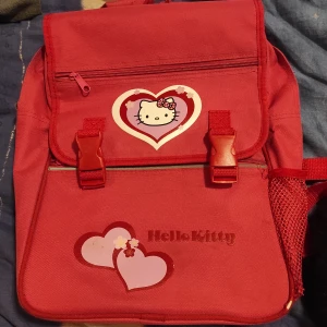 Hello kitty ryggsäck - Fin Sanrio hello kitty ryggsäck. Den är definitivt mer rosa än röd men bilden fångade inte riktigt färgen. Liten skada i högra bottenhörnet, se bild 3.