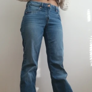 Lågmidjade jeans  - Jag säljer mina lågmidje jeans från h&m tror jag för att dom ser inte bra på mig. Jag har använt dom 1gång. Skriv för fler bilder och intrese storlek 38