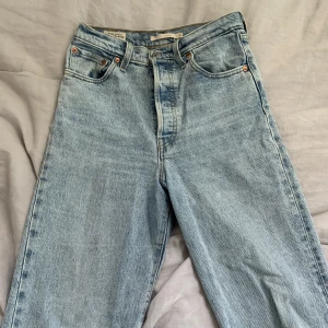Levis jeans  - Säljer då dem tyvärr inte passar mig längre <3 väl använda men fortfarande i fint skick