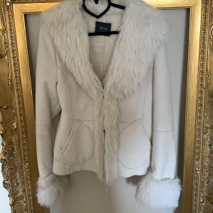 Jacka  - Vit jacka med päls 