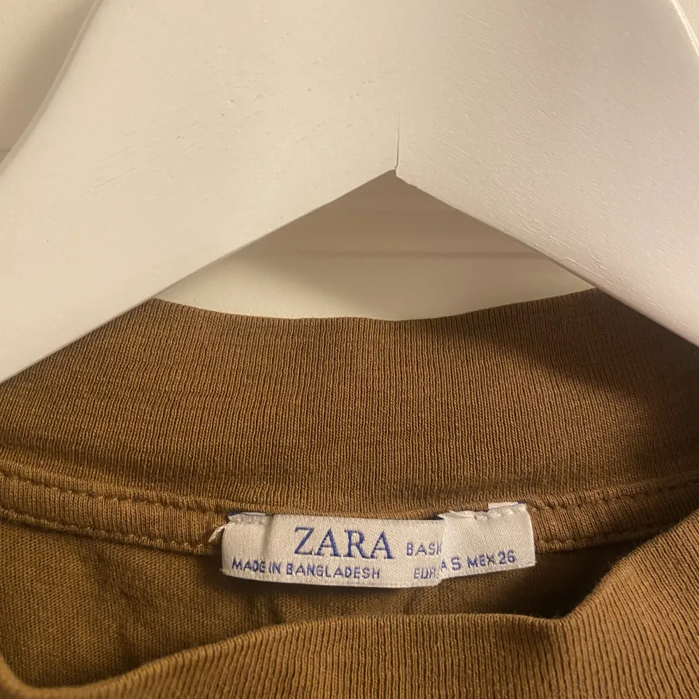 Brun t-short från Zara. Frakt ingår i priset.. T-shirts.