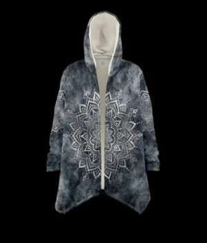 Mandala fleece jacka  - Mandala fleece jacka i supermjuka tyg och fleece väldigt varm och skön knappt använd. Specialbeställd och perfekt för sommarkvällar såsom vinter med. 