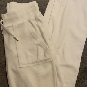 Juicy couture byxor  - Vita Juicy couture byxor i jätte fint skick 🫶🏼🫶🏼 inga fläckar eller skador bara att det är en metall som saknas på ett snöre där av priset (ramlade av i tvätten) ☺️