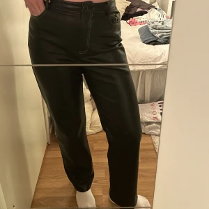 Skinnbyxor  - Svin snygga skinnbyxor från nakd i bra skick!! Har dubbletter så därav kommer de ej till användning. De gör sig inte lika bra på bild som i verklighet tyvärr, men skriv om fler bilder önskas. De är lite tjockare i materialet med vita sömmar🤍. (176 lång)