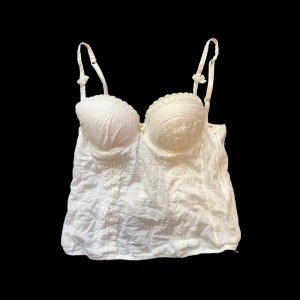 Snörad topp - Världens finaste topp som jag har växt ur. finns ingen lapp men jag skulle uppskatta kupan till en stor A eller en B. Dragkedja på sidan och snörning i ryggen