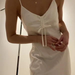 Klänning - Vit stain klänning ifrån bikbok