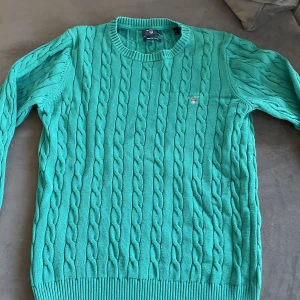 Turkos Gant Tröja  - Ser lite solblekt ut på bilden pga ljusinsläpp men är inte det i verkligheten. Vägrade bli bra på bild av någon anledning. Fint skick. 