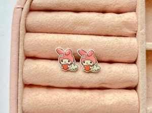 My melody örhängen  - Helt nya Sanrio my melody örhängen, endast testad. Frakt är inkluderat i priset 💕