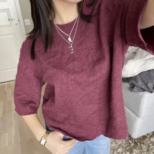 Kortärmad stickad tröja  - säljer denna superfina stickade tröjan jag köpt på plick (bilden är från förra säljaren) den är avklippt längst ner så den är lite croppad och var så när jag köpte den. skriv privat vid frågor eller för egna bilder🤍