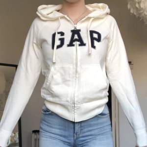 Hoodie från gap som säljs för att den aldrig kommer till använding