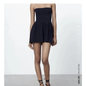 Zara klänning  - Mörkblå bandauklänning från zara. Superfin men tyvärr passar den inte mig