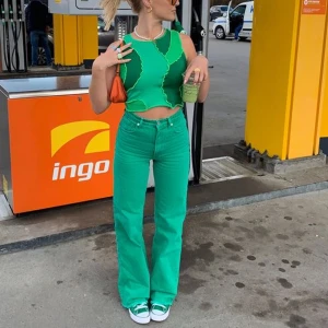 Gröna jeans 💚 - Säljer mina gröna jeans från zara   använt dem fåtal gånger Lånade bilder