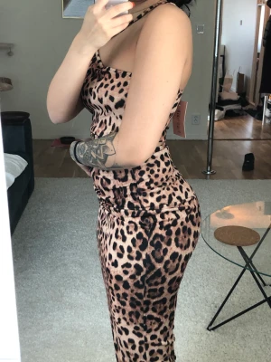 Leopard kjol set  - Jättefin leopardsmöntrad pennkjol och topp (medföljer) köpt från Missguided sitter fint på kroppen. Har aldrig använt den få jag inte riktigt haft något tillfälle för användning, har fortfarande lappen på 