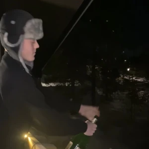 New era Pälsmössa  - New era pälsmössa i oanvänt skick. Köpt på hatstore för 450kr. Lapparna på sidorna är uppfällbara! Storlek S