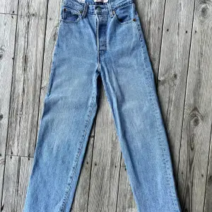 Ett par ljusblåa levi’s jeans i modellen ribcage straight som blivit för små för mig. Har använts sparsamt och är därför i bra skick. Storlek 23/minsta storleken. Mildjemåttet är 63 cm. Nypris är 1200 men säljer för 400 kr + frakt. Skriv vid intresse. 