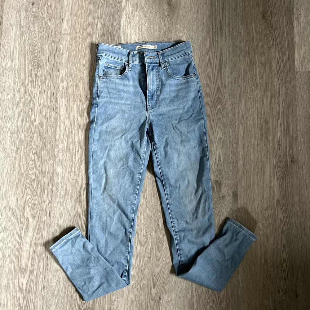 Levis jeans säljs för dem är för små för mig 🩵 GRATIS FRAKT via köp nu, i 14 dagar. Jeans & Byxor.