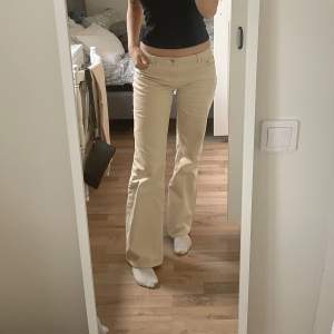 Sjukt snygga beiga lågmidjade jeans från NA-KD! 🤍 (Endast använda 1 gång, inga defekter! Orginalpris 499kr)