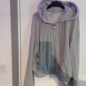 Tjocktröja  - Tjocktröja med dragkedja och luva. Lite tunnare än en vanlig tjocktröja.Tröjan slutar vid magen så det är en typ av en magtröja. Den är använd ett par gånger men är i fint skick. Storlek S.