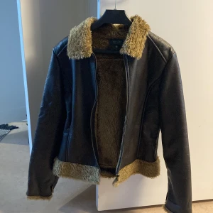 Fodrad skinnjacka  - Jättecool vintage skinnjacka med fodring. Perfekt nu till höst😍